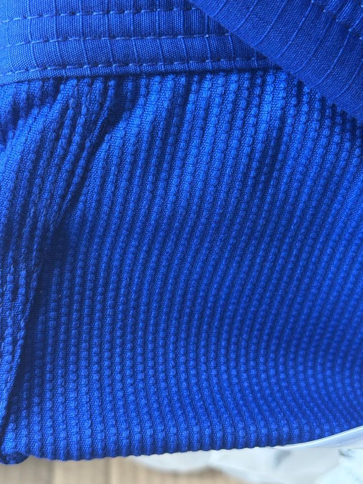Close-up of a blue gi in 100% cotton pearl weave